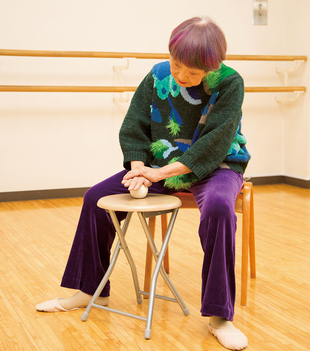 90歳バレエ教師が自宅で毎日実践！　しなやかボディを維持する健康体操を公開 1901p034_02.jpg