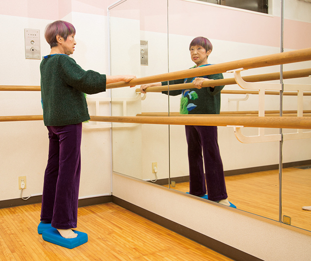 90歳バレエ教師が自宅で毎日実践！　しなやかボディを維持する健康体操を公開 1901p035_02.jpg