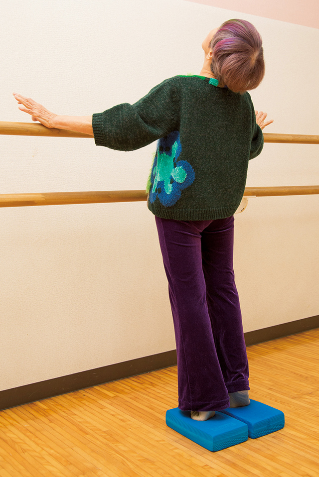 90歳バレエ教師が自宅で毎日実践！　しなやかボディを維持する健康体操を公開 1901p035_04.jpg