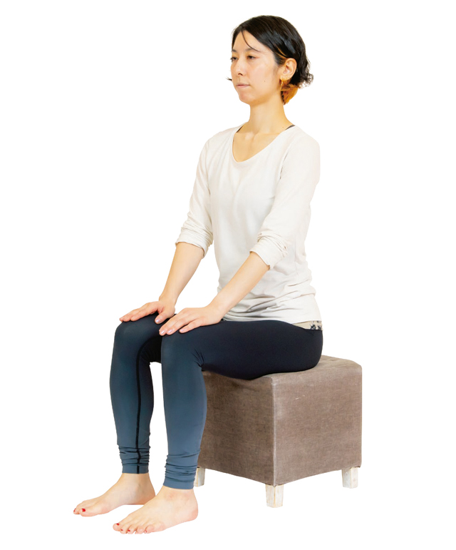 いすに座ったまま体をねじる♪　 気持ちよ～く高血圧を改善する「血管緩めヨガ」 2102_P043_01.jpg