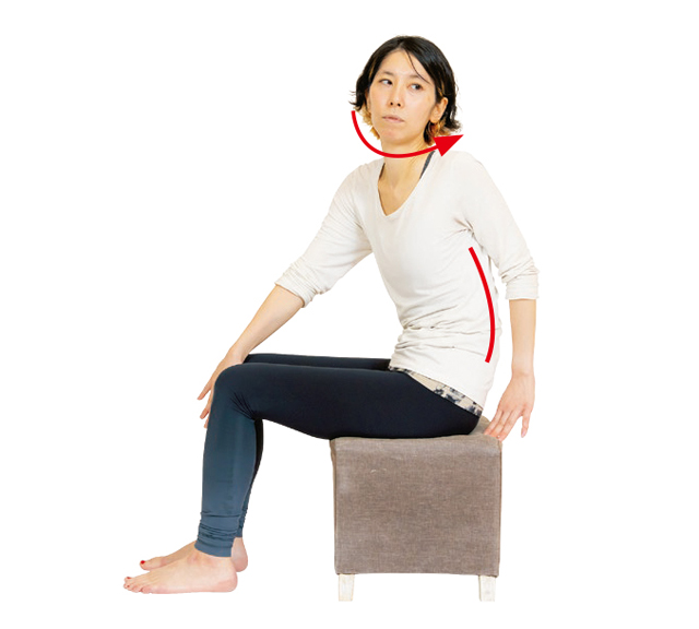 いすに座ったまま体をねじる♪　 気持ちよ～く高血圧を改善する「血管緩めヨガ」 2102_P043_04.jpg