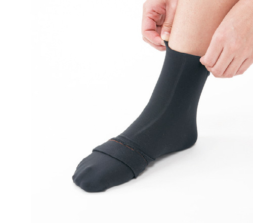「下肢静脈瘤」のむくみやだるさを改善！「足マッサージ」と「弾性ストッキング」のはき方 2107_P063_03_W500.jpg