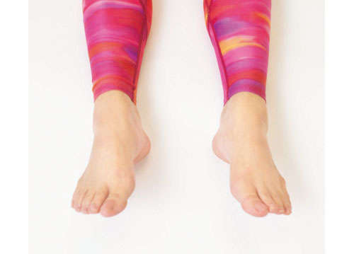 「ひざの痛み」を改善するリンパ体操♪ 足の前側の筋肉を伸ばすと、ひざの曲げ伸ばしがラクに！ 2201_P080_01_W500.jpg