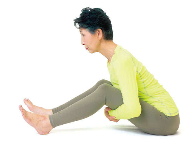 リンパ体操で「腰痛」を改善！ 硬くなっている腰からお尻、太ももの裏側をストレッチで伸ばしましょう♪ 2202_P097_02.jpg