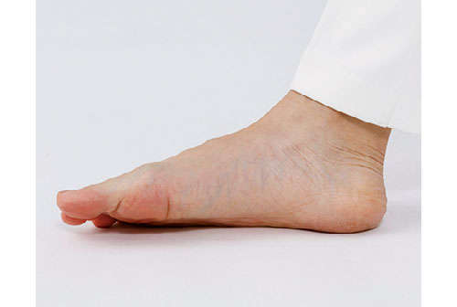  X脚タイプに効く「小指ふんばり歩き」。親指を上げることを意識してきれいな足に！ 2204_P018_03_W500.jpg