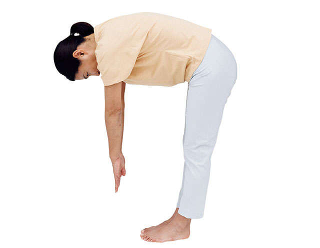 手が床につきますか？ 一生元気に動くために不可欠な「股関節」の柔軟性をチェック！ 2205_P028_04.jpg