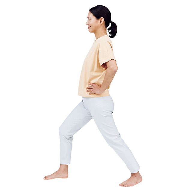 ひざや腰の痛みの予防に！ 股関節周りをゆるめる「股関節の前側伸ばし」と「太もも内側筋肉伸ばし」 2205_P030_02.jpg