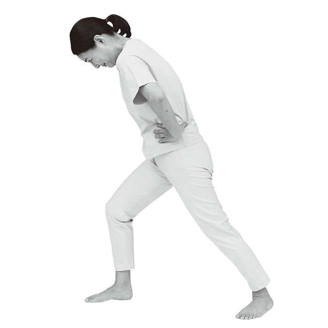 ひざや腰の痛みの予防に！ 股関節周りをゆるめる「股関節の前側伸ばし」と「太もも内側筋肉伸ばし」 2205_P030_03.jpg