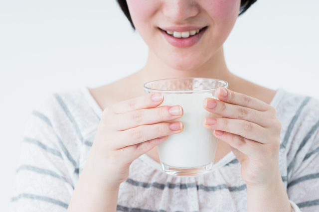 牛乳を飲んだら、弱った胃の粘膜を守ってくれる？／胃の不調