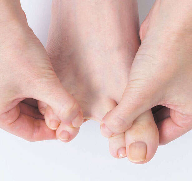 【坐骨神経痛には「足指ひろげ」】足指をヨコにひろげる。続けるうちに足指が動きやすく 足指ひろげで坐骨神経痛はよくなる-30-3.jpg