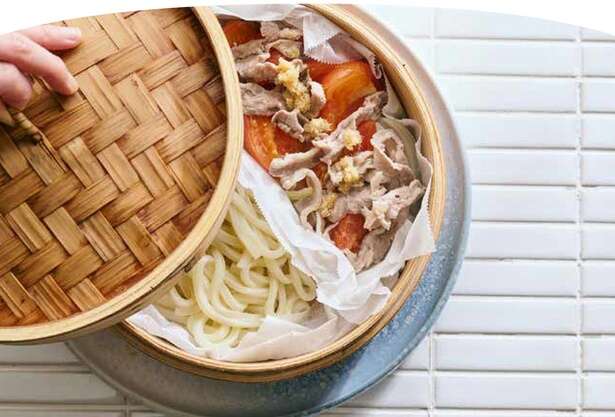 【ブームのせいろ蒸し】うどんと具を一気に仕上げる！「豚肉とトマトの蒸しうどん」のレシピ 14411403_615.jpg