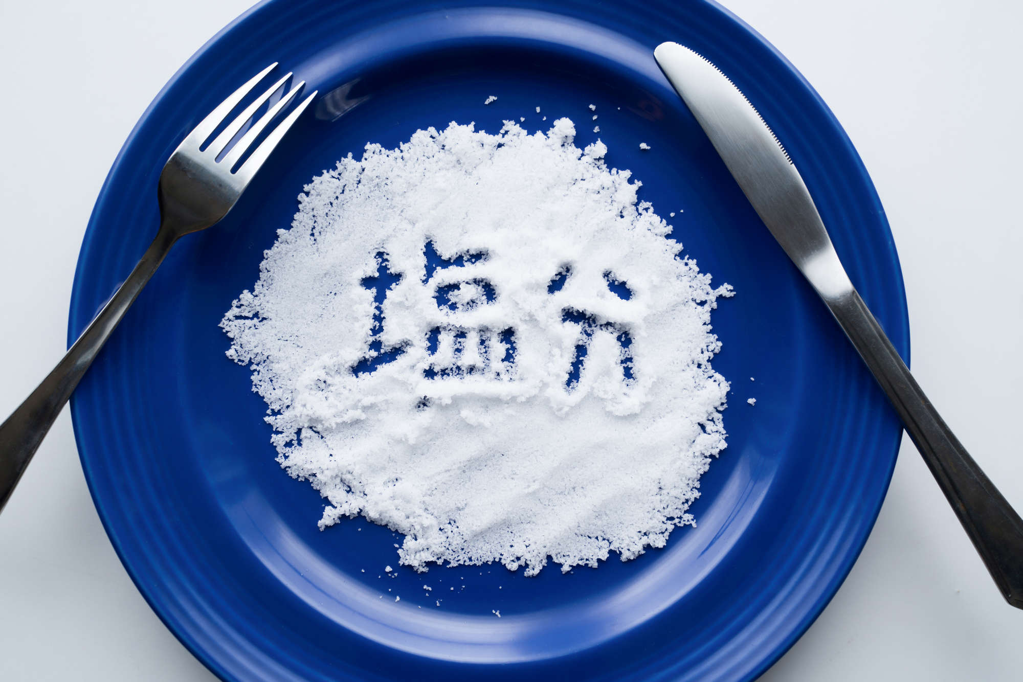 塩は心臓の「最強の敵」！ 塩分のとり過ぎで血圧高めな人には「ある栄養素」が必需品