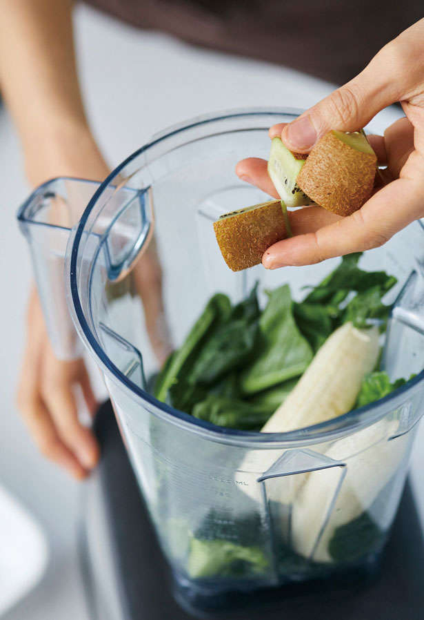 ダイエット効果も！おいしくて満足感もある「グリーンスムージー」のレシピ 0502はじまりのサラダ_校了_見開き-88-2.jpg