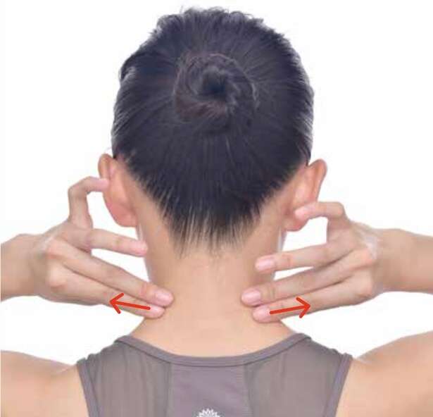 つらい「スマホ首」を指先でリセット! 1日30秒でできる首のうしろのリンパケア 15614815_615.jpg