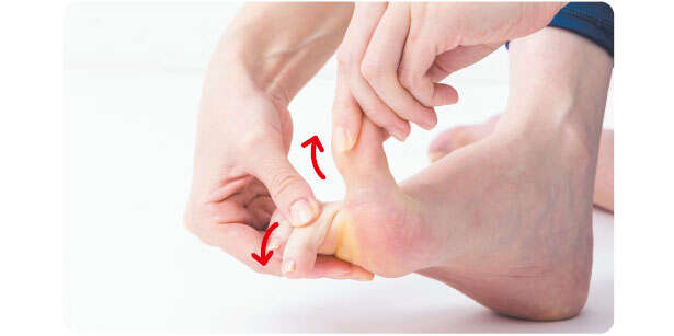 【坐骨神経痛には「足指ひろげ」】足の筋肉をうまく使うため足指をタテに動かす 03-01.jpg