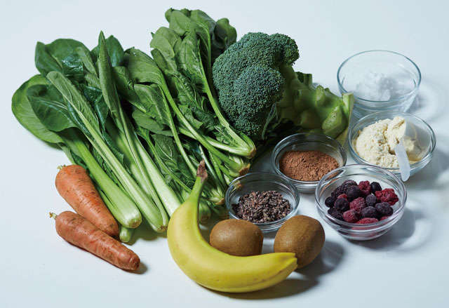 栄養素がたっぷり摂れるグリーンスムージー。忙しい人にこそ飲んでほしい理由 はじまりのサラダ_校了_見開き-87-3.jpg