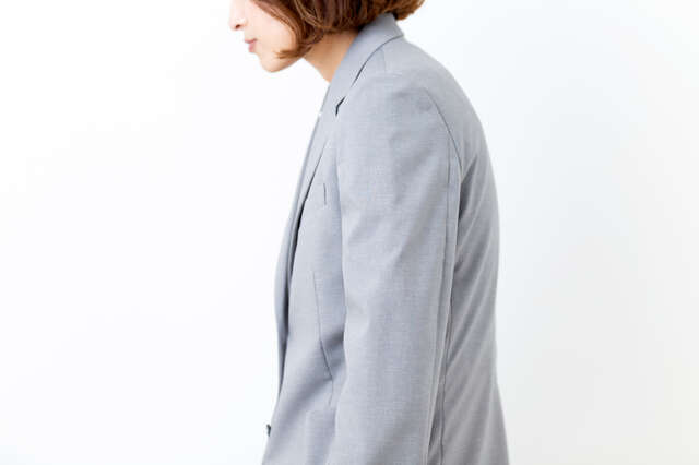 背中の丸まりは「転倒リスク」のサインかも。 今すぐできる姿勢チェックとレベル別改善法