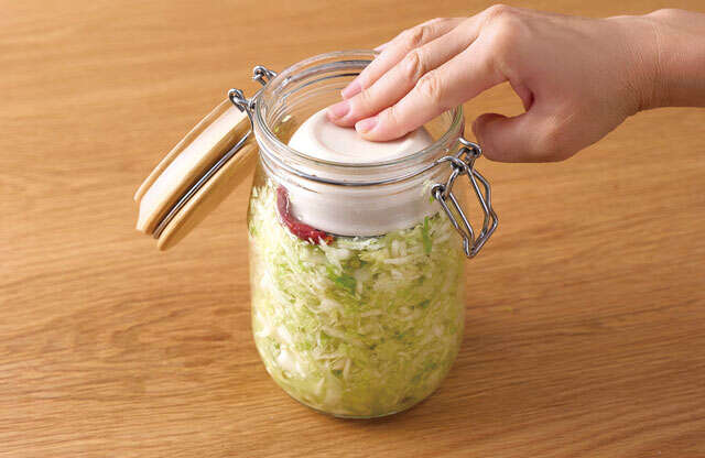 【腸内環境を整える】キャベツと塩を刻んで混ぜて待つだけ!日本人の体に合う発酵食 【宝島社様】体のサビ取り、毒出し-乳酸キャベツ-健やかレシピ-5-2.jpg
