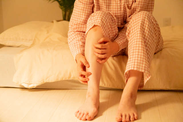 足が「つる」「かゆい」「ピリピリする」。それ、もしかして「下肢静脈瘤」の症状かも？