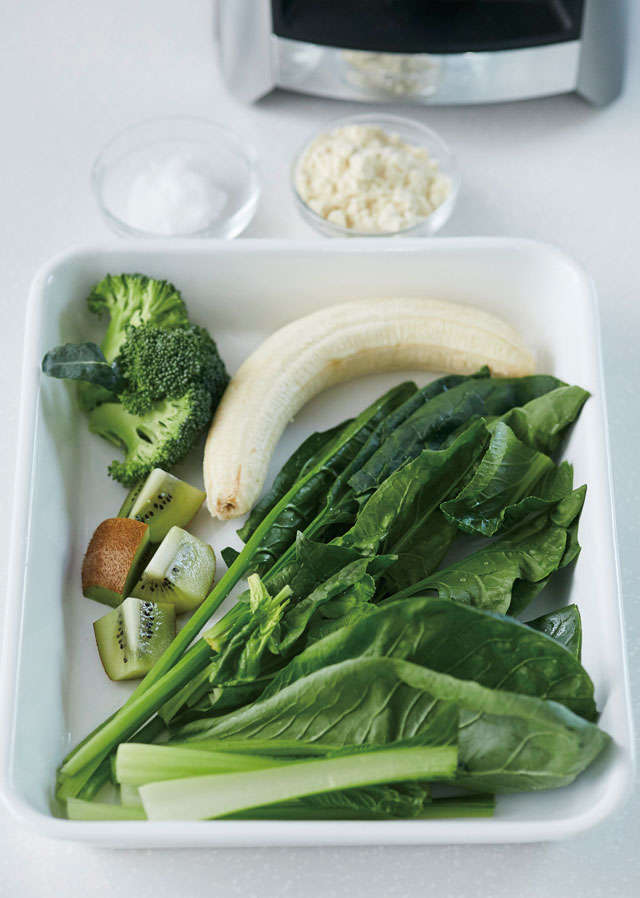 ダイエット効果も！おいしくて満足感もある「グリーンスムージー」のレシピ 051はじまりのサラダ_校了_見開き-88-3.jpg