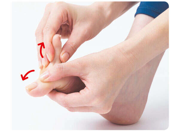 【坐骨神経痛には「足指ひろげ」】足指をまとめてタテに動かして指の付け根をしっかり伸ばす 004-4.jpg