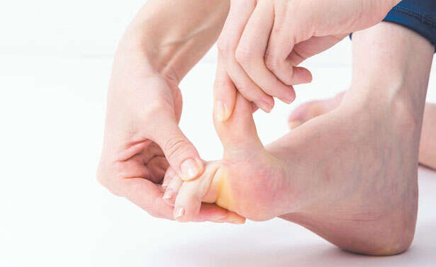 【坐骨神経痛には「足指ひろげ」】足の筋肉をうまく使うため足指をタテに動かす 足指ひろげで坐骨神経痛はよくなる-28-2.jpg