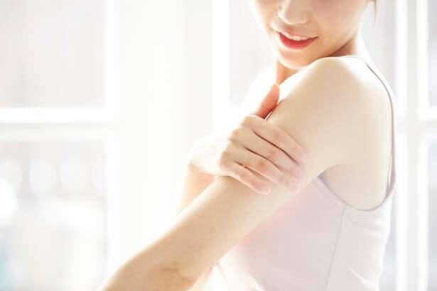 【1日1分のツボ押し】気になる「二の腕」をスッキリ！リンパの流れにもアプローチできる 14709830_615.jpg