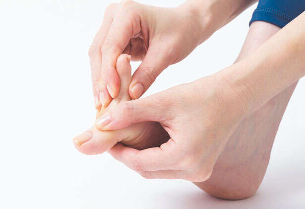 【坐骨神経痛には「足指ひろげ」】足指をまとめてタテに動かして指の付け根をしっかり伸ばす 足指ひろげで坐骨神経痛はよくなる-29-3.jpg