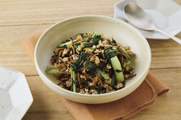鉄分に食物繊維、カリウムにタンパク質までとれる!「小松菜とひじきそぼろ煮」のレシピ 14176533_615.jpg
