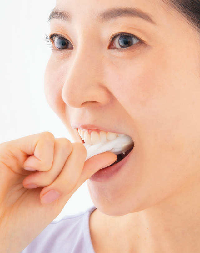 え？ ガーゼで歯をみがくの⁉ 口のネバネバ汚れが劇的にスッキリ「毒出し歯みがき」のススメ dokudashi_P26_3.jpg