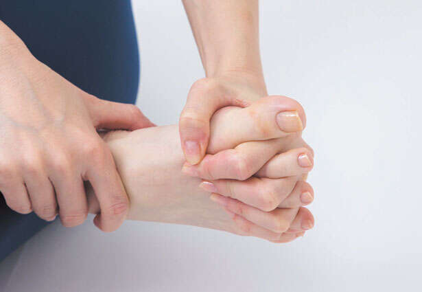 【坐骨神経痛には「足指ひろげ」】ひろげて回して足指の柔軟性を高める「足指ひろげ」