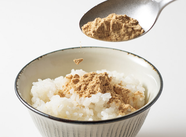 フライパンで4～5分煎るだけで簡単にできる！ 新しいダイエット法の「米ぬかパウダー」の作り方と活用術 komenuka_003_052-2.jpg