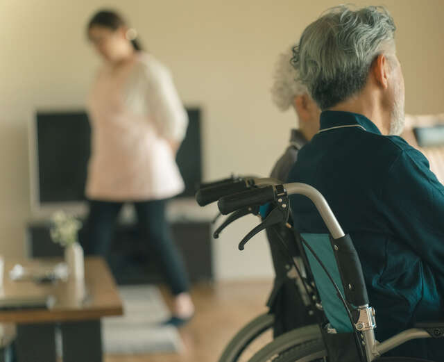 身内の虐待は介護施設の14倍...介護疲れで「限界」を迎えないために、専門家が教える3つの対策 pixta_130719670_S.jpg