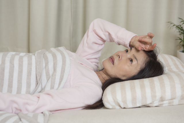 50代の女性は早く寝ようとしても寝られない。男女の睡眠リズムの違いを理解しよう／眠りの新常識 pixta_16927956_S.jpg