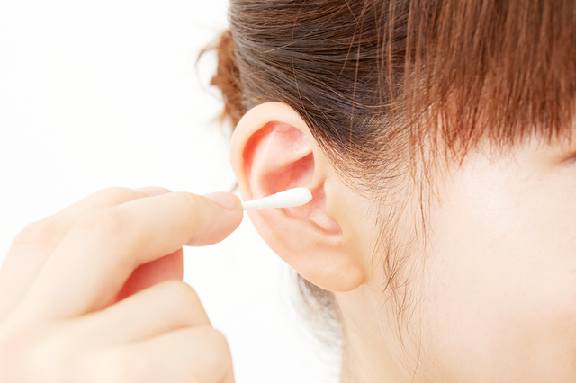 奥までやると逆効果？専門医が教える「耳掃除」の効果的な方法 pixta_18760630_S.jpg