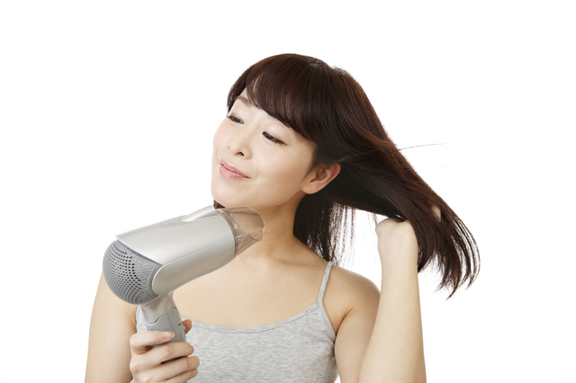 朝も夜も関係なし！　大切なのは洗髪後に髪の毛と頭皮をよく乾かすことです／抜け毛予防 pixta_23017273_S.jpg
