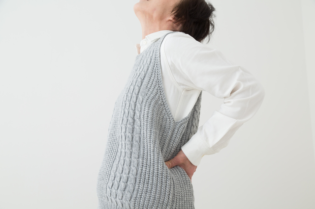 腰を反らすと痛い、立っているのがつらい...50代以上に多い腰部脊柱管狭窄症とは？ pixta_27439873_S.jpg