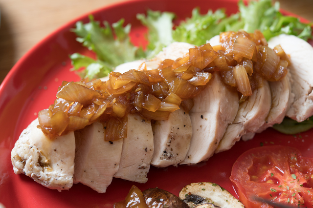今年の一皿は「鶏むね肉」に決定！ ヘルシーで美味しいサラダチキンがブーム pixta_34268274_S.jpg