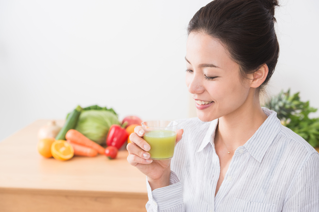 「健康のため」と水や野菜ジュースをたくさん飲む...それ「体の冷え」には逆効果です pixta_34473751_S.jpg