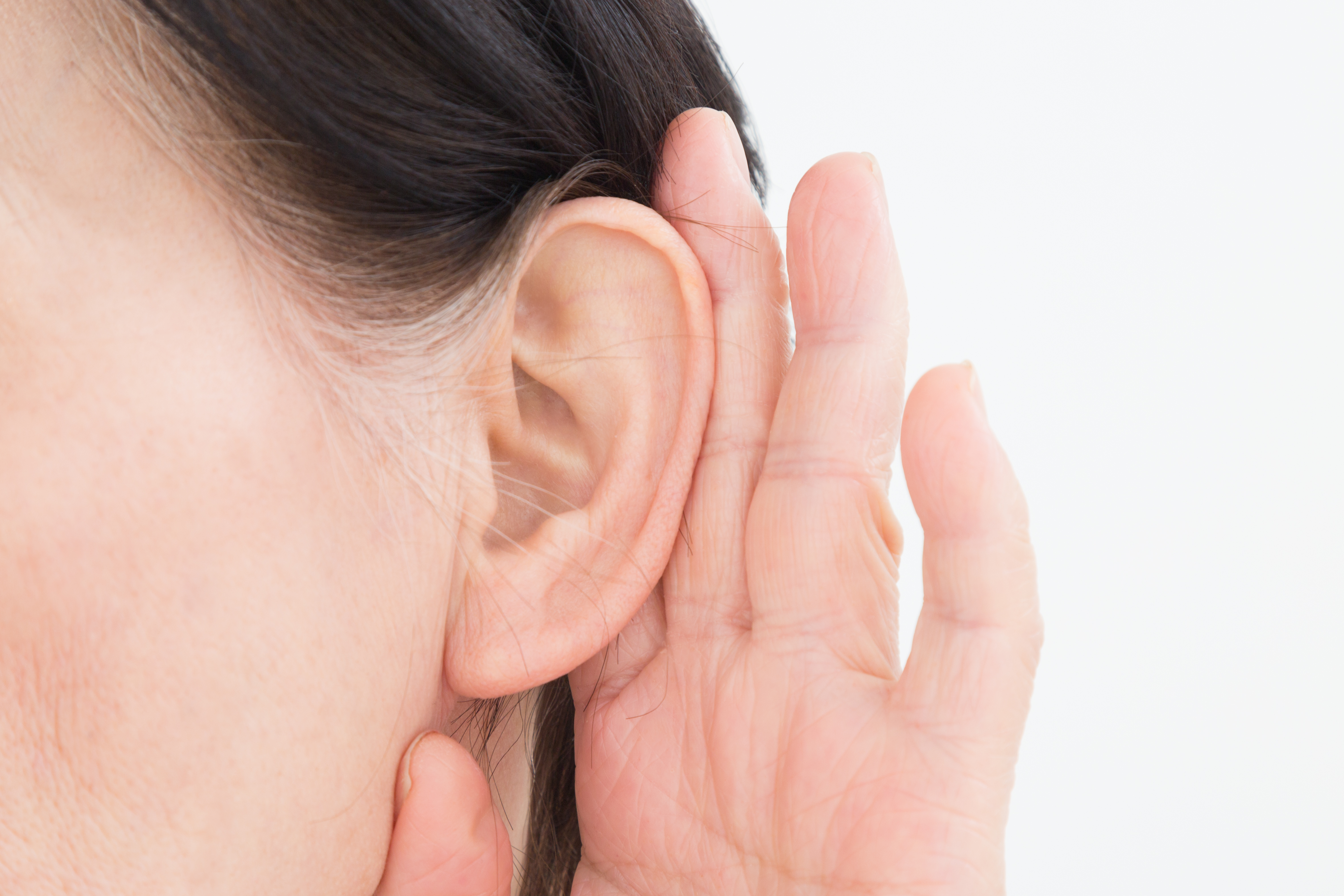 難聴も認知症の要因に。聴力低下の改善は脳の活動にとって大切！ pixta_37299263_L.jpg