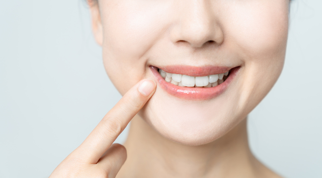 歯並びの改善で「汚口」が「美口」に！ 中高年こそやるべき「矯正歯科」の重要性 pixta_42372872_S.jpg