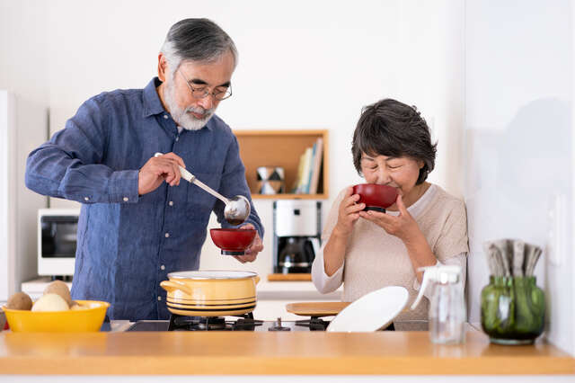 鎌田實医師が50年貫く「究極の減塩術」！ 筋肉・骨・血管まで若返る「ごちそう味噌汁」 pixta_42457583_S.jpg