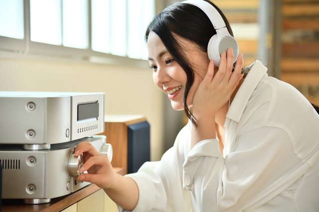 感音難聴の原因の一つは、加齢や大きな音を聞くことによる「耳の疲れ」／難聴・めまい pixta_43650921_S.jpg