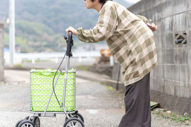 65歳以降の女性に急増する「いつの間にか骨折」。専門医が原因を解説 pixta_49759371_S.jpg