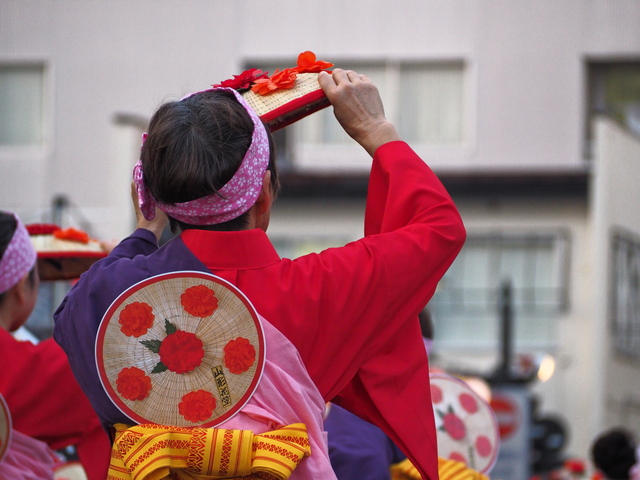 肩甲骨周辺を動かす「花笠音頭」の踊りが効果抜群！ 山形県民に腰痛が少ないワケ pixta_55557351_S.jpg