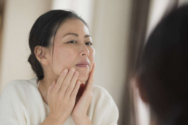 老け見えは「たんぱく質不足」が原因かも。 肌を守り、白髪、シワを防ぐ必須の栄養戦略 pixta_96655313_S.jpg