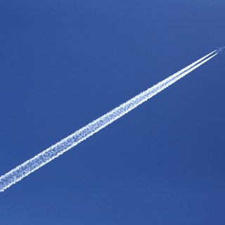 飛行機雲で天気予報 太い雲がなかなか消えないと天気は晴れる 崩れる 身近な科学 毎日が発見ネット