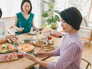 会食中、テーブルの上にスマホを置いていませんか。食事中のマナーを見直そう！