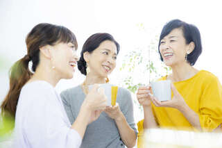 「毎月チョコに1万円」「デパコスは死守」節約中でもこれだけは！ 40〜60代女性のリアルな