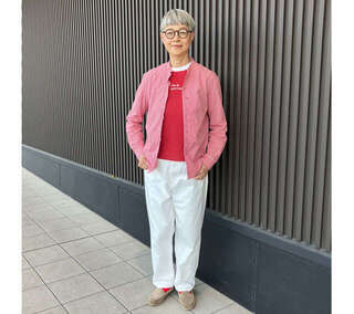 グレーヘアが寂しく見えないコツは「赤」。60代女性が迷わず買ったお気に入りブラウスの物語